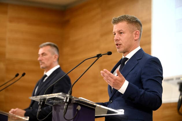 Hungarian PM Magyar Holds Press Conference As The Paks Nuclear Plant Is Expected To Shut Down Hungarian Prime Minister Peter Magyar holds a press conference with Laszlo Nagy, Deputy CEO of the Paks Power Plant, at the Paks Nuclear plant in Paks, Hungary. The power plant was forced to reduce capacity and is expected to shut down completely early next week due to drought affecting the Danube. Paks Hungary  Copyright: xBalintxSzentgallayx originalFilename: szentgallay-hungaria260731_npkKv.jpg