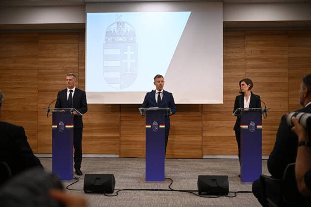 Hungarian PM Magyar Holds Press Conference As The Paks Nuclear Plant Is Expected To Shut Down Hungarian Prime Minister Peter Magyar holds a press conference with Laszlo Nagy, Deputy CEO of the Paks Power Plant, at the Paks Nuclear plant in Paks, Hungary. The power plant was forced to reduce capacity and is expected to shut down completely early next week due to drought affecting the Danube. Paks Hungary  Copyright: xBalintxSzentgallayx originalFilename: szentgallay-hungaria260731_npLjG.jpg