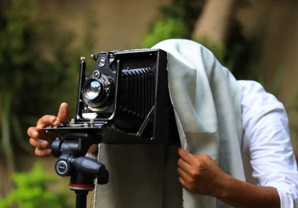 August 1, 2026, Cairo, Egypt: CAIRO, EGYPT Ã¢â‚¬ JULY 2026: Egyptian photojournalist Fareed Kotb poses with his restored 1930 Zeiss Ikon camera in Cairo, Egypt. Kotb gained international recognition for using the nearly century-old camera during his Project 1930, documenting the FIFA World Cup 2026 with a vintage camera manufactured in the same year as the inaugural FIFA World Cup. Cairo Egypt  - ZUMAq101 20260801_zna_q101_008 Copyright: xAbdullahxHamadax
