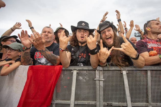 Das 35. Wacken Open Air Freitag, Headliner Tag Bei fast schon milden Temperaturen brach der Freitag des Wacken Open Air wieder alle Rekorde. Den ganzen Tag warteten die Fans nicht nur auf Judas Priest, sonder Hatbreed und In Flames, Danko Jones uns weitere Bands brachten das Infield und die Bühnen zum Beben. Zahlreiche Besucher nutzen die Gelegenheit zum Crowdsurfing und liessen sich von der Menge tragen Wacken Wacken open Air Schleswig Holstein Deutschland IVDJ9026 *** The 35th Wacken Open Air: Friday, Headliner Day. With temperatures that were almost mild, Friday at the Wacken Open Air once again broke all records. All day long, fans waited not only for Judas Priest, but also for Hatbreed and In Flames, Danko Jones and other bands made