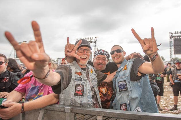 Das 35. Wacken Open Air Freitag, Headliner Tag Bei fast schon milden Temperaturen brach der Freitag des Wacken Open Air wieder alle Rekorde. Den ganzen Tag warteten die Fans nicht nur auf Judas Priest, sonder Hatbreed und In Flames, Danko Jones uns weitere Bands brachten das Infield und die Bühnen zum Beben. Zahlreiche Besucher nutzen die Gelegenheit zum Crowdsurfing und liessen sich von der Menge tragen Wacken Wacken open Air Schleswig Holstein Deutschland IVDJ9086 *** The 35th Wacken Open Air: Friday, Headliner Day. With temperatures that were almost mild, Friday at the Wacken Open Air once again broke all records. All day long, fans waited not only for Judas Priest, but also for Hatbreed and In Flames, Danko Jones and other bands made