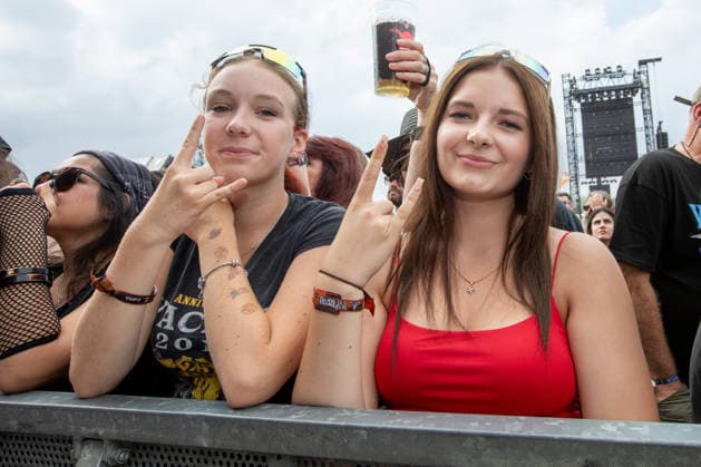 Das 35. Wacken Open Air Freitag, Headliner Tag Bei fast schon milden Temperaturen brach der Freitag des Wacken Open Air wieder alle Rekorde. Den ganzen Tag warteten die Fans nicht nur auf Judas Priest, sonder Hatbreed und In Flames, Danko Jones uns weitere Bands brachten das Infield und die Bühnen zum Beben. Zahlreiche Besucher nutzen die Gelegenheit zum Crowdsurfing und liessen sich von der Menge tragen Wacken Wacken open Air Schleswig Holstein Deutschland IVDJ9124 *** The 35th Wacken Open Air: Friday, Headliner Day. With temperatures that were almost mild, Friday at the Wacken Open Air once again broke all records. All day long, fans waited not only for Judas Priest, but also for Hatbreed and In Flames, Danko Jones and other bands rocke