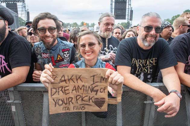 Das 35. Wacken Open Air Freitag, Headliner Tag Bei fast schon milden Temperaturen brach der Freitag des Wacken Open Air wieder alle Rekorde. Den ganzen Tag warteten die Fans nicht nur auf Judas Priest, sonder Hatbreed und In Flames, Danko Jones uns weitere Bands brachten das Infield und die Bühnen zum Beben. Zahlreiche Besucher nutzen die Gelegenheit zum Crowdsurfing und liessen sich von der Menge tragen Wacken Wacken open Air Schleswig Holstein Deutschland IVDJ9129 *** The 35th Wacken Open Air: Friday, Headliner Day. With temperatures that were almost mild, Friday at the Wacken Open Air once again broke all records. All day long, fans waited not only for Judas Priest, but also for Hatbreed and In Flames, Danko Jones and other bands made