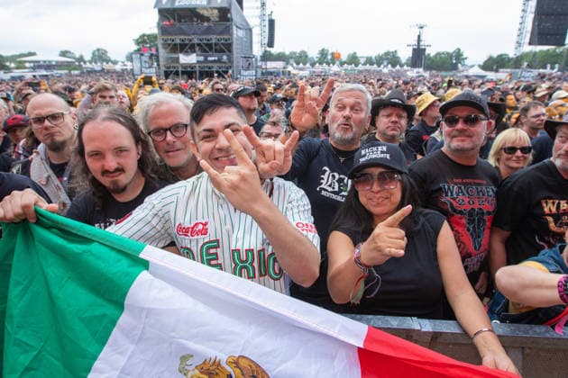 Das 35. Wacken Open Air Freitag, Headliner Tag Bei fast schon milden Temperaturen brach der Freitag des Wacken Open Air wieder alle Rekorde. Den ganzen Tag warteten die Fans nicht nur auf Judas Priest, sonder Hatbreed und In Flames, Danko Jones uns weitere Bands brachten das Infield und die Bühnen zum Beben. Zahlreiche Besucher nutzen die Gelegenheit zum Crowdsurfing und liessen sich von der Menge tragen Wacken Wacken open Air Schleswig Holstein Deutschland IVDJ9198 *** The 35th Wacken Open Air: Friday, Headliner Day. With temperatures that were almost mild, Friday at the Wacken Open Air once again broke all records. All day long, fans waited not only for Judas Priest, but also for Hatbreed and In Flames, Danko Jones and other bands rocke