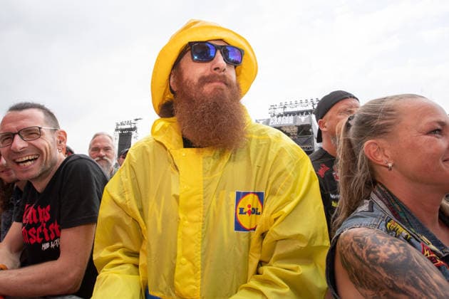 Das 35. Wacken Open Air Freitag, Headliner Tag Bei fast schon milden Temperaturen brach der Freitag des Wacken Open Air wieder alle Rekorde. Den ganzen Tag warteten die Fans nicht nur auf Judas Priest, sonder Hatbreed und In Flames, Danko Jones uns weitere Bands brachten das Infield und die Bühnen zum Beben. Zahlreiche Besucher nutzen die Gelegenheit zum Crowdsurfing und liessen sich von der Menge tragen Wacken Wacken open Air Schleswig Holstein Deutschland IVDJ9205 *** The 35th Wacken Open Air: Friday, Headliner Day. With temperatures that were almost mild, Friday at the Wacken Open Air once again broke all records. All day long, fans waited not only for Judas Priest, but also for Hatbreed and In Flames, Danko Jones and other bands made