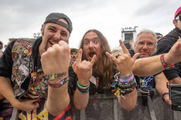 Das 35. Wacken Open Air Freitag, Headliner Tag Bei fast schon milden Temperaturen brach der Freitag des Wacken Open Air wieder alle Rekorde. Den ganzen Tag warteten die Fans nicht nur auf Judas Priest, sonder Hatbreed und In Flames, Danko Jones uns weitere Bands brachten das Infield und die Bühnen zum Beben. Zahlreiche Besucher nutzen die Gelegenheit zum Crowdsurfing und liessen sich von der Menge tragen Wacken Wacken open Air Schleswig Holstein Deutschland IVDJ9213 *** The 35th Wacken Open Air: Friday, Headliner Day. With temperatures that were almost mild, Friday at the Wacken Open Air once again broke all records. All day long, fans waited not only for Judas Priest, but also for Hatbreed and In Flames, Danko Jones and other bands rocke