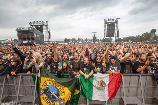 Das 35. Wacken Open Air Freitag, Headliner Tag Bei fast schon milden Temperaturen brach der Freitag des Wacken Open Air wieder alle Rekorde. Den ganzen Tag warteten die Fans nicht nur auf Judas Priest, sonder Hatbreed und In Flames, Danko Jones uns weitere Bands brachten das Infield und die Bühnen zum Beben. Zahlreiche Besucher nutzen die Gelegenheit zum Crowdsurfing und liessen sich von der Menge tragen Wacken Wacken open Air Schleswig Holstein Deutschland IVDJ9233 *** The 35th Wacken Open Air: Friday, Headliner Day. With temperatures that were almost mild, Friday at the Wacken Open Air once again broke all records. All day long, fans waited not only for Judas Priest, but also for Hatbreed and In Flames, Danko Jones and other bands made