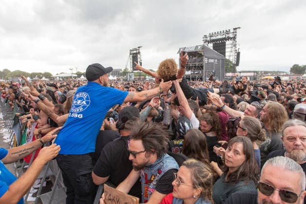 Das 35. Wacken Open Air Freitag, Headliner Tag Bei fast schon milden Temperaturen brach der Freitag des Wacken Open Air wieder alle Rekorde. Den ganzen Tag warteten die Fans nicht nur auf Judas Priest, sonder Hatbreed und In Flames, Danko Jones uns weitere Bands brachten das Infield und die Bühnen zum Beben. Zahlreiche Besucher nutzen die Gelegenheit zum Crowdsurfing und liessen sich von der Menge tragen Wacken Wacken open Air Schleswig Holstein Deutschland IVDJ9239 *** The 35th Wacken Open Air: Friday, Headliner Day. With temperatures that were almost mild, Friday at the Wacken Open Air once again broke all records. All day long, fans waited not only for Judas Priest, but also for Hatbreed and In Flames, Danko Jones and other bands rocke