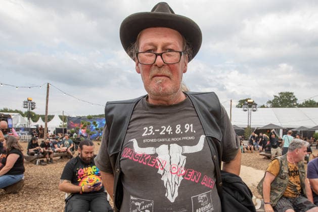 Das 35. Wacken Open Air Freitag, Headliner Tag auch Fans der ersten Stunde mit dem original Shirt sind noch zu finden und seit 35 Jahren dem WOA treu. Bei fast schon milden Temperaturen brach der Freitag des Wacken Open Air wieder alle Rekorde. Den ganzen Tag warteten die Fans nicht nur auf Judas Priest, sonder Hatbreed und In Flames, Danko Jones uns weitere Bands brachten das Infield und die Bühnen zum Beben. Zahlreiche Besucher nutzen die Gelegenheit zum Crowdsurfing und liessen sich von der Menge tragen Wacken Wacken open Air Schleswig Holstein Deutschland IVDJ9282 *** The 35th Wacken Open Air Friday, headliner day—even die-hard fans wearing the original T-shirt can still be found, having remained loyal to WOA for 35 years. With temper