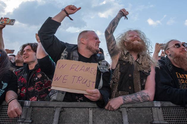 Das 35. Wacken Open Air Freitag, Headliner Tag Bei fast schon milden Temperaturen brach der Freitag des Wacken Open Air wieder alle Rekorde. Den ganzen Tag warteten die Fans nicht nur auf Judas Priest, sonder Hatbreed und In Flames, Danko Jones uns weitere Bands brachten das Infield und die Bühnen zum Beben. Zahlreiche Besucher nutzen die Gelegenheit zum Crowdsurfing und liessen sich von der Menge tragen Wacken Wacken open Air Schleswig Holstein Deutschland IVDJ9318 *** The 35th Wacken Open Air: Friday, Headliner Day. With temperatures that were almost mild, Friday at the Wacken Open Air once again broke all records. All day long, fans waited not only for Judas Priest, but also for Hatbreed and In Flames, Danko Jones and other bands made