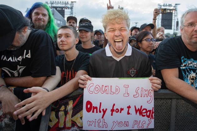 Das 35. Wacken Open Air Freitag, Headliner Tag Bei fast schon milden Temperaturen brach der Freitag des Wacken Open Air wieder alle Rekorde. Den ganzen Tag warteten die Fans nicht nur auf Judas Priest, sonder Hatbreed und In Flames, Danko Jones uns weitere Bands brachten das Infield und die Bühnen zum Beben. Zahlreiche Besucher nutzen die Gelegenheit zum Crowdsurfing und liessen sich von der Menge tragen Wacken Wacken open Air Schleswig Holstein Deutschland IVDJ9322 *** The 35th Wacken Open Air: Friday, Headliner Day. With temperatures that were almost mild, Friday at the Wacken Open Air once again broke all records. All day long, fans waited not only for Judas Priest, but also for Hatbreed and In Flames, Danko Jones and other bands made
