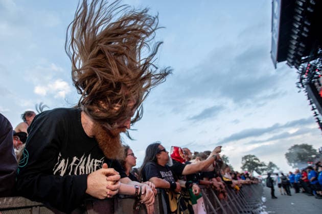 Das 35. Wacken Open Air Freitag, Headliner Tag Bei fast schon milden Temperaturen brach der Freitag des Wacken Open Air wieder alle Rekorde. Den ganzen Tag warteten die Fans nicht nur auf Judas Priest, sonder Hatbreed und In Flames, Danko Jones uns weitere Bands brachten das Infield und die Bühnen zum Beben. Zahlreiche Besucher nutzen die Gelegenheit zum Crowdsurfing und liessen sich von der Menge tragen Wacken Wacken open Air Schleswig Holstein Deutschland IVDJ9342 *** The 35th Wacken Open Air: Friday, Headliner Day. With temperatures that were almost mild, Friday at the Wacken Open Air once again broke all records. All day long, fans waited not only for Judas Priest, but also for Hatbreed and In Flames, Danko Jones and other bands made