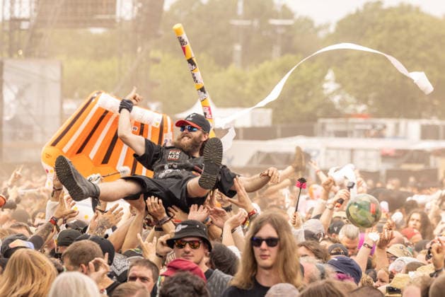 Das 35. Wacken Open Air Freitag, Headliner Tag Bei fast schon milden Temperaturen brach der Freitag des Wacken Open Air wieder alle Rekorde. Den ganzen Tag warteten die Fans nicht nur auf Judas Priest, sonder Hatbreed und In Flames, Danko Jones uns weitere Bands brachten das Infield und die Bühnen zum Beben. Zahlreiche Besucher nutzen die Gelegenheit zum Crowdsurfing und liessen sich von der Menge tragen Wacken Wacken open Air Schleswig Holstein Deutschland _5DL0320 *** The 35th Wacken Open Air: Friday, Headliner Day. With temperatures that were almost mild, Friday at the Wacken Open Air once again broke all records. All day long, fans waited not only for Judas Priest, but also for Hatbreed and In Flames, Danko Jones and other bands made
