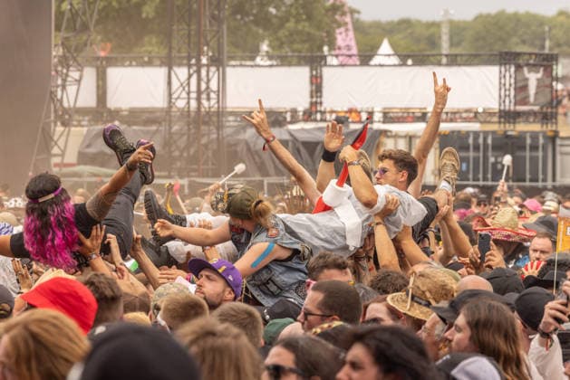 Das 35. Wacken Open Air Freitag, Headliner Tag Bei fast schon milden Temperaturen brach der Freitag des Wacken Open Air wieder alle Rekorde. Den ganzen Tag warteten die Fans nicht nur auf Judas Priest, sonder Hatbreed und In Flames, Danko Jones uns weitere Bands brachten das Infield und die Bühnen zum Beben. Zahlreiche Besucher nutzen die Gelegenheit zum Crowdsurfing und liessen sich von der Menge tragen Wacken Wacken open Air Schleswig Holstein Deutschland _5DL0356 *** The 35th Wacken Open Air: Friday, Headliner Day. With temperatures that were almost mild, Friday at the Wacken Open Air once again broke all records. All day long, fans waited not only for Judas Priest, but also for Hatbreed and In Flames, Danko Jones and other bands made