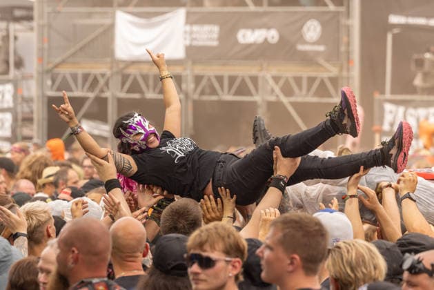 Das 35. Wacken Open Air Freitag, Headliner Tag Bei fast schon milden Temperaturen brach der Freitag des Wacken Open Air wieder alle Rekorde. Den ganzen Tag warteten die Fans nicht nur auf Judas Priest, sonder Hatbreed und In Flames, Danko Jones uns weitere Bands brachten das Infield und die Bühnen zum Beben. Zahlreiche Besucher nutzen die Gelegenheit zum Crowdsurfing und liessen sich von der Menge tragen Wacken Wacken open Air Schleswig Holstein Deutschland _5DL0366 *** The 35th Wacken Open Air: Friday, Headliner Day. With temperatures that were almost mild, Friday at the Wacken Open Air once again broke all records. All day long, fans waited not only for Judas Priest, but also for Hatbreed and In Flames, Danko Jones and other bands made