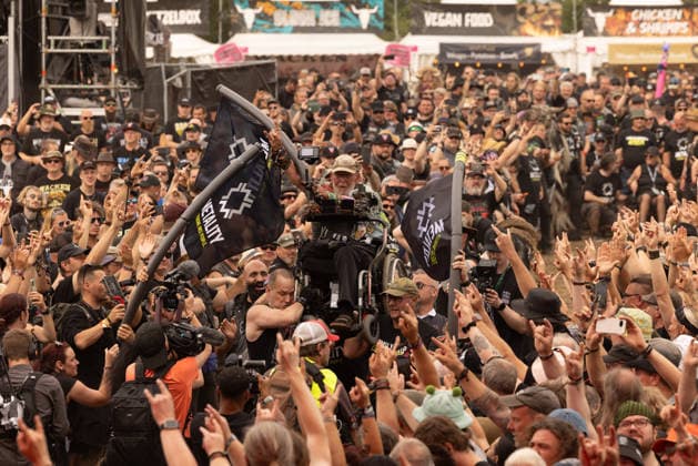 Das 35. Wacken Open Air Freitag, Headliner Tag und Friday is Flyday, an dem Menschen mit Handycap samt Rollstuhl Crowdsurfen Bei fast schon milden Temperaturen brach der Freitag des Wacken Open Air wieder alle Rekorde. Den ganzen Tag warteten die Fans nicht nur auf Judas Priest, sonder Hatbreed und In Flames, Danko Jones uns weitere Bands brachten das Infield und die Bühnen zum Beben. Wacken Wacken open Air Schleswig Holstein Deutschland _5DL0469 *** The 35th Wacken Open Air: Friday, Headliner Day, and Friday is Flyday, when people with disabilities—including those in wheelchairs—crowd-surfed. With temperatures that were almost mild, Friday at the Wacken Open Air once again broke all records. All day long, fans waited not only for Judas