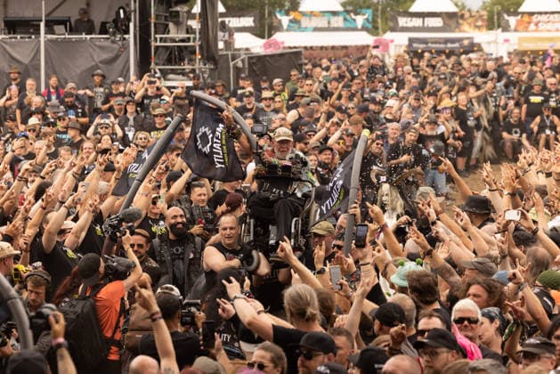 Das 35. Wacken Open Air Freitag, Headliner Tag und Friday is Flyday, an dem Menschen mit Handycap samt Rollstuhl Crowdsurfen Bei fast schon milden Temperaturen brach der Freitag des Wacken Open Air wieder alle Rekorde. Den ganzen Tag warteten die Fans nicht nur auf Judas Priest, sonder Hatbreed und In Flames, Danko Jones uns weitere Bands brachten das Infield und die Bühnen zum Beben. Wacken Wacken open Air Schleswig Holstein Deutschland _5DL0472 *** The 35th Wacken Open Air: Friday, Headliner Day, and Friday is Flyday, when people with disabilities—including those in wheelchairs—crowd-surfed. With temperatures that were almost mild, Friday at the Wacken Open Air once again broke all records. All day long, fans waited not only for Judas
