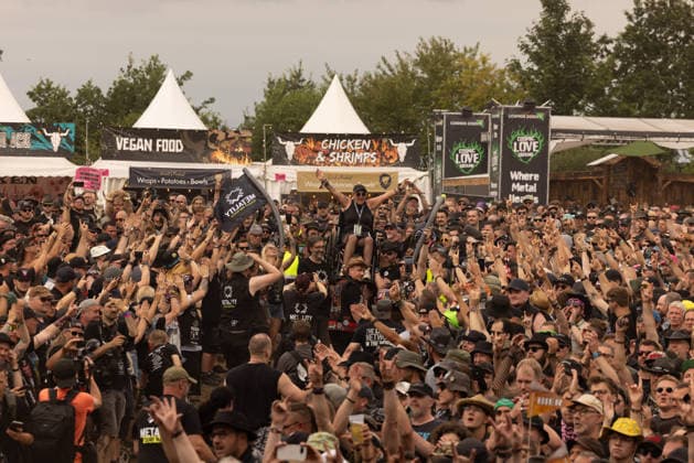 Das 35. Wacken Open Air Freitag, Headliner Tag und Friday is Flyday, an dem Menschen mit Handycap samt Rollstuhl Crowdsurfen Bei fast schon milden Temperaturen brach der Freitag des Wacken Open Air wieder alle Rekorde. Den ganzen Tag warteten die Fans nicht nur auf Judas Priest, sonder Hatbreed und In Flames, Danko Jones uns weitere Bands brachten das Infield und die Bühnen zum Beben. Wacken Wacken open Air Schleswig Holstein Deutschland _5DL0491 *** The 35th Wacken Open Air: Friday, Headliner Day, and Friday is Flyday, when people with disabilities—including those in wheelchairs—crowd-surfed. With temperatures that were almost mild, Friday at the Wacken Open Air once again broke all records. All day long, fans waited not only for Judas