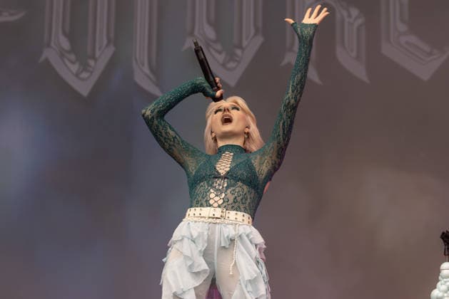 Das 35. Wacken Open Air Freitag, Headliner Tag und Friday is Flyday, an dem Menschen mit Handycap samt Rollstuhl Crowdsurfen die Band Future Palace rockte dazu Bei fast schon milden Temperaturen brach der Freitag des Wacken Open Air wieder alle Rekorde. Den ganzen Tag warteten die Fans nicht nur auf Judas Priest, sonder Hatbreed und In Flames, Danko Jones uns weitere Bands brachten das Infield und die Bühnen zum Beben. Wacken Wacken open Air Schleswig Holstein Deutschland _5DL0707 *** The 35th Wacken Open Air: Friday, headliner day and Friday is Flyday, when people with disabilities—including those in wheelchairs—crowd-surfed while the band Future Palace rocked the stage. With temperatures that were almost mild, Friday at Wacken Open Ai