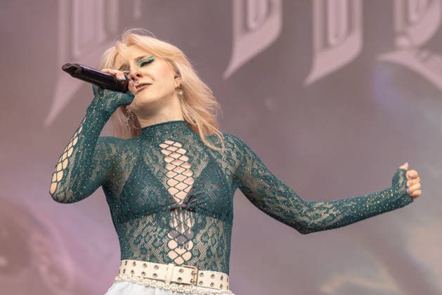 Das 35. Wacken Open Air Freitag, Headliner Tag und Friday is Flyday, an dem Menschen mit Handycap samt Rollstuhl Crowdsurfen die Band Future Palace rockte dazu Bei fast schon milden Temperaturen brach der Freitag des Wacken Open Air wieder alle Rekorde. Den ganzen Tag warteten die Fans nicht nur auf Judas Priest, sonder Hatbreed und In Flames, Danko Jones uns weitere Bands brachten das Infield und die Bühnen zum Beben. Wacken Wacken open Air Schleswig Holstein Deutschland _5DL0745 *** The 35th Wacken Open Air: Friday, headliner day and Friday is Flyday, when people with disabilities—including those in wheelchairs—crowdsurfed while the band Future Palace rocked out. With temperatures that were almost mild, Friday at Wacken Open Air broke