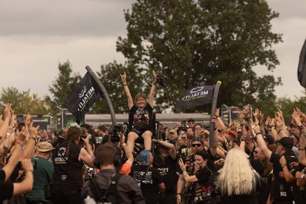 Das 35. Wacken Open Air Freitag, Headliner Tag und Friday is Flyday, an dem Menschen mit Handycap samt Rollstuhl Crowdsurfen Bei fast schon milden Temperaturen brach der Freitag des Wacken Open Air wieder alle Rekorde. Den ganzen Tag warteten die Fans nicht nur auf Judas Priest, sonder Hatbreed und In Flames, Danko Jones uns weitere Bands brachten das Infield und die Bühnen zum Beben. Wacken Wacken open Air Schleswig Holstein Deutschland _5DL0776 *** The 35th Wacken Open Air: Friday, Headliner Day, and Friday is Flyday, when people with disabilities—including those in wheelchairs—crowd-surfed. With temperatures that were almost mild, Friday at the Wacken Open Air once again broke all records. All day long, fans waited not only for Judas