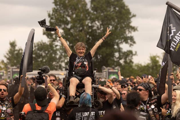 Das 35. Wacken Open Air Freitag, Headliner Tag und Friday is Flyday, an dem Menschen mit Handycap samt Rollstuhl Crowdsurfen Bei fast schon milden Temperaturen brach der Freitag des Wacken Open Air wieder alle Rekorde. Den ganzen Tag warteten die Fans nicht nur auf Judas Priest, sonder Hatbreed und In Flames, Danko Jones uns weitere Bands brachten das Infield und die Bühnen zum Beben. Wacken Wacken open Air Schleswig Holstein Deutschland _5DL0788 *** The 35th Wacken Open Air: Friday, Headliner Day, and Friday is Flyday, when people with disabilities—including those in wheelchairs—crowd-surfed. With temperatures that were almost mild, Friday at the Wacken Open Air once again broke all records. All day long, fans waited not only for Judas