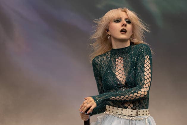 Das 35. Wacken Open Air Freitag, Headliner Tag und Friday is Flyday, an dem Menschen mit Handycap samt Rollstuhl Crowdsurfen die Band Future Palace rockte dazu Bei fast schon milden Temperaturen brach der Freitag des Wacken Open Air wieder alle Rekorde. Den ganzen Tag warteten die Fans nicht nur auf Judas Priest, sonder Hatbreed und In Flames, Danko Jones uns weitere Bands brachten das Infield und die Bühnen zum Beben. Wacken Wacken open Air Schleswig Holstein Deutschland _5DL0797 *** The 35th Wacken Open Air: Friday, headliner day and Friday is Flyday, when people with disabilities—including those in wheelchairs—crowdsurfed while the band Future Palace rocked the stage. With temperatures that were almost mild, Friday at Wacken Open Air