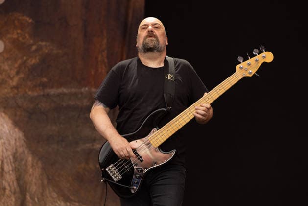 Das 35. Wacken Open Air Freitag, Headliner Tag Paradise Lost rocken das WOA Bei fast schon milden Temperaturen brach der Freitag des Wacken Open Air wieder alle Rekorde. Den ganzen Tag warteten die Fans nicht nur auf Judas Priest, sonder Hatbreed und In Flames, Danko Jones uns weitere Bands brachten das Infield und die Bühnen zum Beben. Zahlreiche Besucher nutzen die Gelegenheit zum Crowdsurfing und liessen sich von der Menge tragen Wacken Wacken open Air Schleswig Holstein Deutschland _5DL0829 *** Friday at the 35th Wacken Open Air: Headliner Day—Paradise Lost Rocks the WOA. With temperatures that were almost mild, Friday at the Wacken Open Air once again broke all records. All day long, fans waited not only for Judas Priest, but also f
