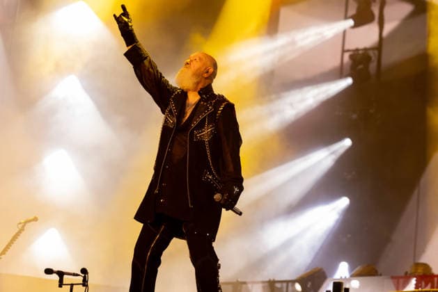 Das 35. Wacken Open Air Freitag, Headliner Tag Judas Priest Höhepunkt des Tages liefern ab! Bei fast schon milden Temperaturen brach der Freitag des Wacken Open Air wieder alle Rekorde. Den ganzen Tag warteten die Fans nicht nur auf Judas Priest, sonder Hatbreed und In Flames, Danko Jones uns weitere Bands brachten das Infield und die Bühnen zum Beben. Zahlreiche Besucher nutzen die Gelegenheit zum Crowdsurfing und liessen sich von der Menge tragen Wacken Wacken open Air Schleswig Holstein Deutschland _5DL1524 *** Friday at the 35th Wacken Open Air: Headliner Day—Judas Priest Delivers the Highlight of the Day. With temperatures that were almost mild, Friday at the Wacken Open Air once again broke all records. All day long, fans waited no