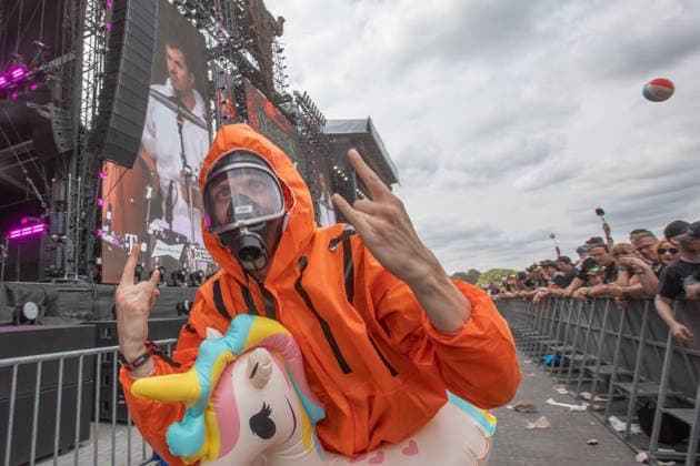 Das 35. Wacken Open Air Freitag, Headliner Tag Bei fast schon milden Temperaturen brach der Freitag des Wacken Open Air wieder alle Rekorde. Den ganzen Tag warteten die Fans nicht nur auf Judas Priest, sonder Hatbreed und In Flames, Danko Jones uns weitere Bands brachten das Infield und die Bühnen zum Beben. Zahlreiche Besucher nutzen die Gelegenheit zum Crowdsurfing und liessen sich von der Menge tragen Wacken Wacken open Air Schleswig Holstein Deutschland IVDJ8682 *** The 35th Wacken Open Air: Friday, Headliner Day. With temperatures that were almost mild, Friday at the Wacken Open Air once again broke all records. All day long, fans waited not only for Judas Priest, but also for Hatbreed and In Flames, Danko Jones and other bands rocke