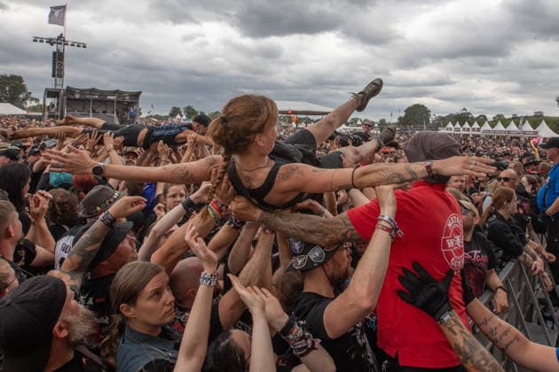 Das 35. Wacken Open Air Freitag, Headliner Tag Bei fast schon milden Temperaturen brach der Freitag des Wacken Open Air wieder alle Rekorde. Den ganzen Tag warteten die Fans nicht nur auf Judas Priest, sonder Hatbreed und In Flames, Danko Jones uns weitere Bands brachten das Infield und die Bühnen zum Beben. Zahlreiche Besucher nutzen die Gelegenheit zum Crowdsurfing und liessen sich von der Menge tragen Wacken Wacken open Air Schleswig Holstein Deutschland IVDJ8837 *** The 35th Wacken Open Air: Friday, Headliner Day. With temperatures that were almost mild, Friday at the Wacken Open Air once again broke all records. All day long, fans waited not only for Judas Priest, but also for Hatbreed and In Flames, Danko Jones and other bands made