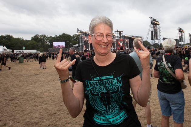 Das 35. Wacken Open Air Freitag, Headliner Tag Bei fast schon milden Temperaturen brach der Freitag des Wacken Open Air wieder alle Rekorde. Den ganzen Tag warteten die Fans nicht nur auf Judas Priest, sonder Hatbreed und In Flames, Danko Jones uns weitere Bands brachten das Infield und die Bühnen zum Beben. Auch die Bürgermeisterin von Wacken Pamela Braun mischte sich unter die Besucher, Wacken Wacken open Air Schleswig Holstein Deutschland IVDJ8954 *** The 35th Wacken Open Air: Friday, Headliner Day. With temperatures that were almost mild, Friday at the Wacken Open Air once again broke all records. All day long, fans waited not only for Judas Priest, but also for Hatbreed and In Flames, Danko Jones and other bands made the infield and