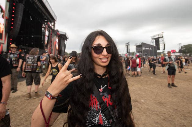 Das 35. Wacken Open Air Freitag, Headliner Tag Bei fast schon milden Temperaturen brach der Freitag des Wacken Open Air wieder alle Rekorde. Den ganzen Tag warteten die Fans nicht nur auf Judas Priest, sonder Hatbreed und In Flames, Danko Jones uns weitere Bands brachten das Infield und die Bühnen zum Beben. Zahlreiche Besucher nutzen die Gelegenheit zum Crowdsurfing und liessen sich von der Menge tragen Wacken Wacken open Air Schleswig Holstein Deutschland IVDJ9004 *** The 35th Wacken Open Air: Friday, Headliner Day. With temperatures that were almost mild, Friday at the Wacken Open Air once again broke all records. All day long, fans waited not only for Judas Priest, but also for Hatbreed and In Flames, Danko Jones and other bands rocke