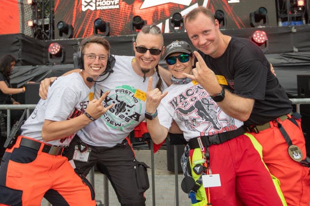 Das 35. Wacken Open Air Freitag, Headliner Tag Bei fast schon milden Temperaturen brach der Freitag des Wacken Open Air wieder alle Rekorde. Den ganzen Tag warteten die Fans nicht nur auf Judas Priest, sonder Hatbreed und In Flames, Danko Jones uns weitere Bands brachten das Infield und die Bühnen zum Beben. Zahlreiche Besucher nutzen die Gelegenheit zum Crowdsurfing und liessen sich von der Menge tragen. Die Rettungskräfte sind an diesem Tag besonders aufmerksam, haben aber auch Spass. Wacken Wacken open Air Schleswig Holstein Deutschland IVDJ9013 *** The 35th Wacken Open Air: Friday, Headliner Day. With temperatures that were almost mild, Friday at the Wacken Open Air once again broke all records. All day long, fans waited not only for