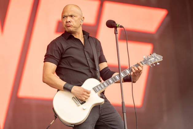 Das 35. Wacken Open Air Freitag, Headliner Tag Danko Jones bringen das Feld zum Kochen Bei fast schon milden Temperaturen brach der Freitag des Wacken Open Air wieder alle Rekorde. Den ganzen Tag warteten die Fans nicht nur auf Judas Priest, sonder Hatbreed und In Flames, Danko Jones uns weitere Bands brachten das Infield und die Bühnen zum Beben. Zahlreiche Besucher nutzen die Gelegenheit zum Crowdsurfing und liessen sich von der Menge tragen Wacken Wacken open Air Schleswig Holstein Deutschland _5DL0885 *** The 35th Wacken Open Air: Friday, Headliner Day—Danko Jones Gets the Crowd Pumped With temperatures that were almost mild, Friday at the Wacken Open Air once again broke all records. All day long, fans waited not only for Judas Prie