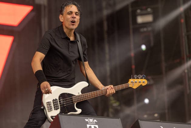 Das 35. Wacken Open Air Freitag, Headliner Tag Danko Jones bringen das Feld zum Kochen Bei fast schon milden Temperaturen brach der Freitag des Wacken Open Air wieder alle Rekorde. Den ganzen Tag warteten die Fans nicht nur auf Judas Priest, sonder Hatbreed und In Flames, Danko Jones uns weitere Bands brachten das Infield und die Bühnen zum Beben. Zahlreiche Besucher nutzen die Gelegenheit zum Crowdsurfing und liessen sich von der Menge tragen Wacken Wacken open Air Schleswig Holstein Deutschland _5DL0908 *** The 35th Wacken Open Air: Friday, Headliner Day—Danko Jones Gets the Crowd Pumped With temperatures that were almost mild, Friday at the Wacken Open Air broke all records once again. All day long, fans waited not only for Judas Prie