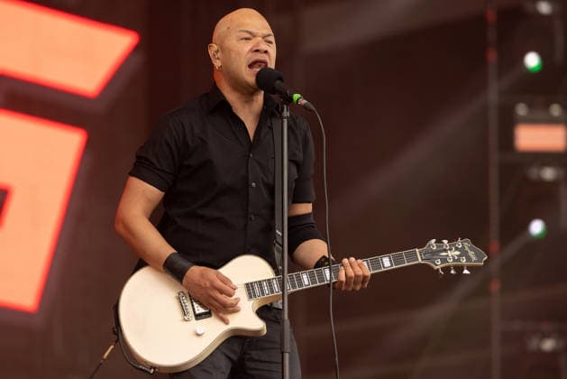 Das 35. Wacken Open Air Freitag, Headliner Tag Danko Jones bringen das Feld zum Kochen Bei fast schon milden Temperaturen brach der Freitag des Wacken Open Air wieder alle Rekorde. Den ganzen Tag warteten die Fans nicht nur auf Judas Priest, sonder Hatbreed und In Flames, Danko Jones uns weitere Bands brachten das Infield und die Bühnen zum Beben. Zahlreiche Besucher nutzen die Gelegenheit zum Crowdsurfing und liessen sich von der Menge tragen Wacken Wacken open Air Schleswig Holstein Deutschland _5DL0960 *** The 35th Wacken Open Air: Friday, Headliner Day—Danko Jones Gets the Crowd Pumped With temperatures that were almost mild, Friday at the Wacken Open Air once again broke all records. All day long, fans waited not only for Judas Prie