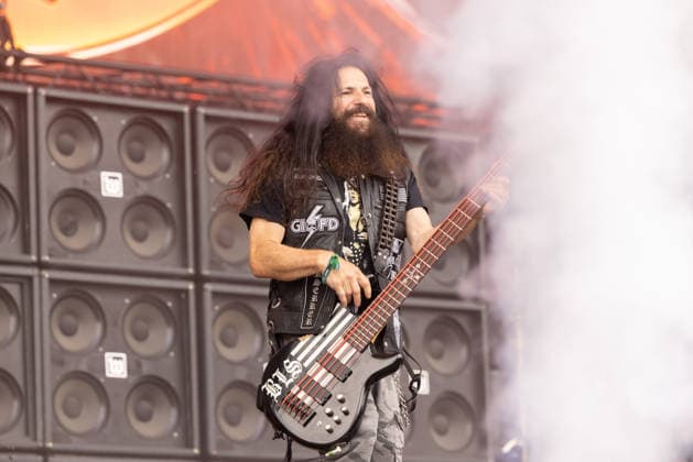 Das 35. Wacken Open Air Freitag, Headliner Tag Danko Jones bringen das Feld zum Kochen Bei fast schon milden Temperaturen brach der Freitag des Wacken Open Air wieder alle Rekorde. Den ganzen Tag warteten die Fans nicht nur auf Judas Priest, sonder Hatbreed und In Flames, Danko Jones uns weitere Bands brachten das Infield und die Bühnen zum Beben. Zahlreiche Besucher nutzen die Gelegenheit zum Crowdsurfing und liessen sich von der Menge tragen Wacken Wacken open Air Schleswig Holstein Deutschland _5DL0987 *** The 35th Wacken Open Air: Friday, Headliner Day—Danko Jones Gets the Crowd Pumped With temperatures that were almost mild, Friday at the Wacken Open Air broke all records once again. All day long, fans waited not only for Judas Prie