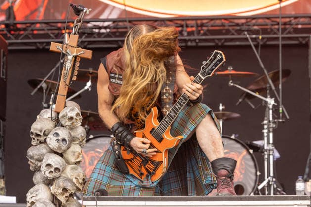 Das 35. Wacken Open Air Freitag, Headliner Tag Black Label Society rocken das Festival Bei fast schon milden Temperaturen brach der Freitag des Wacken Open Air wieder alle Rekorde. Den ganzen Tag warteten die Fans nicht nur auf Judas Priest, sonder Hatbreed und In Flames, Danko Jones uns weitere Bands brachten das Infield und die Bühnen zum Beben. Zahlreiche Besucher nutzen die Gelegenheit zum Crowdsurfing und liessen sich von der Menge tragen Wacken Wacken open Air Schleswig Holstein Deutschland _5DL0995 *** The 35th Wacken Open Air: Friday, Headliner Day—Black Label Society Rocks the Festival. With temperatures that were almost mild, Friday at the Wacken Open Air once again broke all records. All day long, fans waited not only for Juda