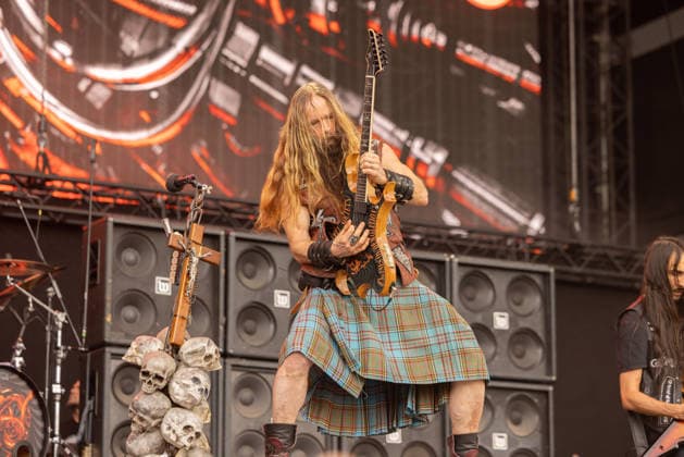 Das 35. Wacken Open Air Freitag, Headliner Tag Black Label Society rocken das Festival Bei fast schon milden Temperaturen brach der Freitag des Wacken Open Air wieder alle Rekorde. Den ganzen Tag warteten die Fans nicht nur auf Judas Priest, sonder Hatbreed und In Flames, Danko Jones uns weitere Bands brachten das Infield und die Bühnen zum Beben. Zahlreiche Besucher nutzen die Gelegenheit zum Crowdsurfing und liessen sich von der Menge tragen Wacken Wacken open Air Schleswig Holstein Deutschland _5DL1113 *** The 35th Wacken Open Air: Friday, Headliner Day—Black Label Society Rocks the Festival. With temperatures that were almost mild, Friday at the Wacken Open Air once again broke all records. All day long, fans waited not only for Juda