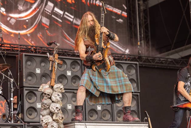 Das 35. Wacken Open Air Freitag, Headliner Tag Black Label Society rocken das Festival Bei fast schon milden Temperaturen brach der Freitag des Wacken Open Air wieder alle Rekorde. Den ganzen Tag warteten die Fans nicht nur auf Judas Priest, sonder Hatbreed und In Flames, Danko Jones uns weitere Bands brachten das Infield und die Bühnen zum Beben. Zahlreiche Besucher nutzen die Gelegenheit zum Crowdsurfing und liessen sich von der Menge tragen Wacken Wacken open Air Schleswig Holstein Deutschland _5DL1127 *** The 35th Wacken Open Air: Friday, Headliner Day—Black Label Society Rocks the Festival. With temperatures that were almost mild, Friday at the Wacken Open Air once again broke all records. All day long, fans waited not only for Juda