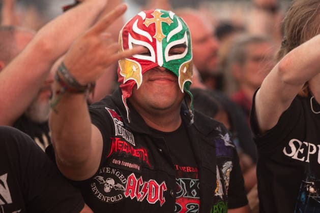 Das 35. Wacken Open Air Freitag, Headliner Tag Bei fast schon milden Temperaturen brach der Freitag des Wacken Open Air wieder alle Rekorde. Den ganzen Tag warteten die Fans nicht nur auf Judas Priest, sonder Hatbreed und In Flames, Danko Jones uns weitere Bands brachten das Infield und die Bühnen zum Beben. Zahlreiche Besucher nutzen die Gelegenheit zum Crowdsurfing und liessen sich von der Menge tragen Wacken Wacken open Air Schleswig Holstein Deutschland _5DL1204 *** The 35th Wacken Open Air: Friday, Headliner Day. With temperatures that were almost mild, Friday at the Wacken Open Air once again broke all records. All day long, fans waited not only for Judas Priest, but also for Hatbreed and In Flames, Danko Jones and other bands made