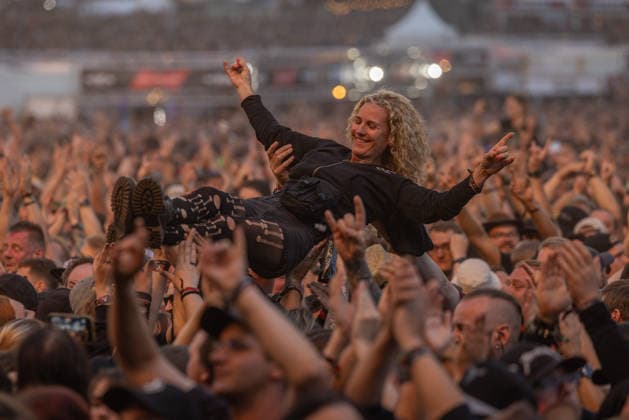 Das 35. Wacken Open Air Freitag, Headliner Tag Bei fast schon milden Temperaturen brach der Freitag des Wacken Open Air wieder alle Rekorde. Den ganzen Tag warteten die Fans nicht nur auf Judas Priest, sonder Hatbreed und In Flames, Danko Jones uns weitere Bands brachten das Infield und die Bühnen zum Beben. Zahlreiche Besucher nutzen die Gelegenheit zum Crowdsurfing und liessen sich von der Menge tragen Wacken Wacken open Air Schleswig Holstein Deutschland _5DL1348 *** The 35th Wacken Open Air: Friday, Headliner Day. With temperatures that were almost mild, Friday at the Wacken Open Air once again broke all records. All day long, fans waited not only for Judas Priest, but also for Hatbreed and In Flames, Danko Jones and other bands rocke