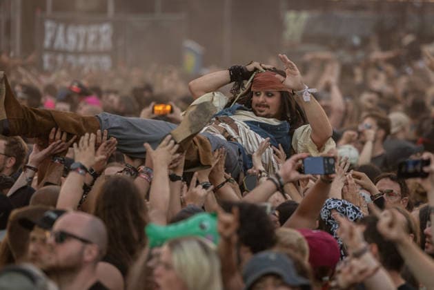Das 35. Wacken Open Air Freitag, Headliner Tag Bei fast schon milden Temperaturen brach der Freitag des Wacken Open Air wieder alle Rekorde. Den ganzen Tag warteten die Fans nicht nur auf Judas Priest, sonder Hatbreed und In Flames, Danko Jones uns weitere Bands brachten das Infield und die Bühnen zum Beben. Zahlreiche Besucher nutzen die Gelegenheit zum Crowdsurfing und liessen sich von der Menge tragen Wacken Wacken open Air Schleswig Holstein Deutschland _5DL1367 *** The 35th Wacken Open Air: Friday, Headliner Day. With temperatures that were almost mild, Friday at the Wacken Open Air once again broke all records. All day long, fans waited not only for Judas Priest, but also for Hatbreed and In Flames, Danko Jones and other bands made