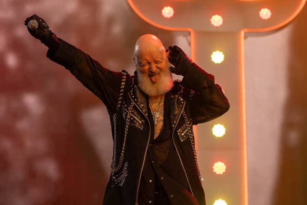 Das 35. Wacken Open Air Freitag, Headliner Tag Judas Priest Höhepunkt des Tages liefern ab! Bei fast schon milden Temperaturen brach der Freitag des Wacken Open Air wieder alle Rekorde. Den ganzen Tag warteten die Fans nicht nur auf Judas Priest, sonder Hatbreed und In Flames, Danko Jones uns weitere Bands brachten das Infield und die Bühnen zum Beben. Zahlreiche Besucher nutzen die Gelegenheit zum Crowdsurfing und liessen sich von der Menge tragen Wacken Wacken open Air Schleswig Holstein Deutschland _5DL1475 *** Friday at the 35th Wacken Open Air: Headliner Day—Judas Priest Delivers the Highlight of the Day. With temperatures that were almost mild, Friday at the Wacken Open Air once again broke all records. All day long, fans waited no