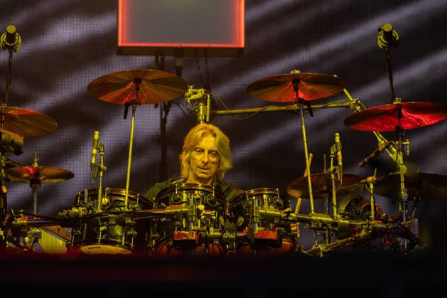 Das 35. Wacken Open Air Freitag, Headliner Tag Judas Priest Höhepunkt des Tages liefern ab! Bei fast schon milden Temperaturen brach der Freitag des Wacken Open Air wieder alle Rekorde. Den ganzen Tag warteten die Fans nicht nur auf Judas Priest, sonder Hatbreed und In Flames, Danko Jones uns weitere Bands brachten das Infield und die Bühnen zum Beben. Zahlreiche Besucher nutzen die Gelegenheit zum Crowdsurfing und liessen sich von der Menge tragen Wacken Wacken open Air Schleswig Holstein Deutschland _5DL1481 *** Friday at the 35th Wacken Open Air: Headliner Day—Judas Priest Delivers the Highlight of the Day. With temperatures that were almost mild, Friday at the Wacken Open Air once again broke all records. All day long, fans waited no
