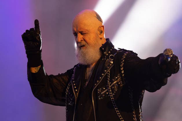 Das 35. Wacken Open Air Freitag, Headliner Tag Judas Priest Höhepunkt des Tages liefern ab! Bei fast schon milden Temperaturen brach der Freitag des Wacken Open Air wieder alle Rekorde. Den ganzen Tag warteten die Fans nicht nur auf Judas Priest, sonder Hatbreed und In Flames, Danko Jones uns weitere Bands brachten das Infield und die Bühnen zum Beben. Zahlreiche Besucher nutzen die Gelegenheit zum Crowdsurfing und liessen sich von der Menge tragen Wacken Wacken open Air Schleswig Holstein Deutschland _5DL1602 *** Friday at the 35th Wacken Open Air: Headliner Day—Judas Priest Delivers the Highlight of the Day. With temperatures that were almost mild, Friday at the Wacken Open Air once again broke all records. All day long, fans waited no