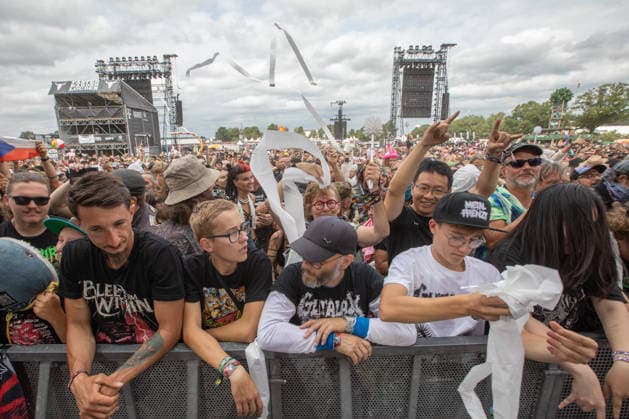 Das 35. Wacken Open Air Freitag, Headliner Tag Bei fast schon milden Temperaturen brach der Freitag des Wacken Open Air wieder alle Rekorde. Den ganzen Tag warteten die Fans nicht nur auf Judas Priest, sonder Hatbreed und In Flames, Danko Jones uns weitere Bands brachten das Infield und die Bühnen zum Beben. Zahlreiche Besucher nutzen die Gelegenheit zum Crowdsurfing und liessen sich von der Menge tragen Wacken Wacken open Air Schleswig Holstein Deutschland IVDJ8680 *** The 35th Wacken Open Air: Friday, Headliner Day. With temperatures that were almost mild, Friday at the Wacken Open Air once again broke all records. All day long, fans waited not only for Judas Priest, but also for Hatbreed and In Flames, Danko Jones and other bands made