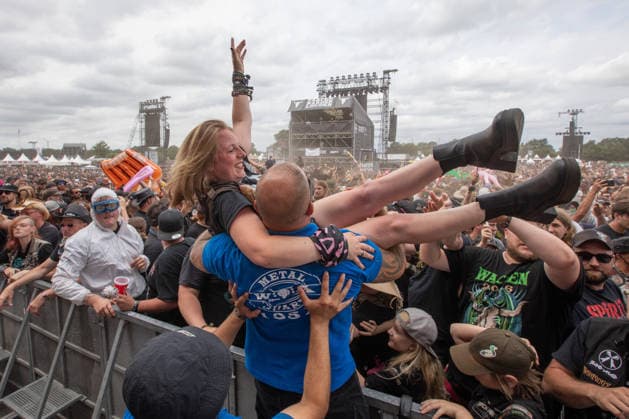 Das 35. Wacken Open Air Freitag, Headliner Tag Bei fast schon milden Temperaturen brach der Freitag des Wacken Open Air wieder alle Rekorde. Den ganzen Tag warteten die Fans nicht nur auf Judas Priest, sonder Hatbreed und In Flames, Danko Jones uns weitere Bands brachten das Infield und die Bühnen zum Beben. Zahlreiche Besucher nutzen die Gelegenheit zum Crowdsurfing und liessen sich von der Menge tragen Wacken Wacken open Air Schleswig Holstein Deutschland IVDJ8764 *** The 35th Wacken Open Air: Friday, Headliner Day. With temperatures that were almost mild, Friday at the Wacken Open Air once again broke all records. All day long, fans waited not only for Judas Priest, but also for Hatbreed and In Flames, Danko Jones and other bands rocke