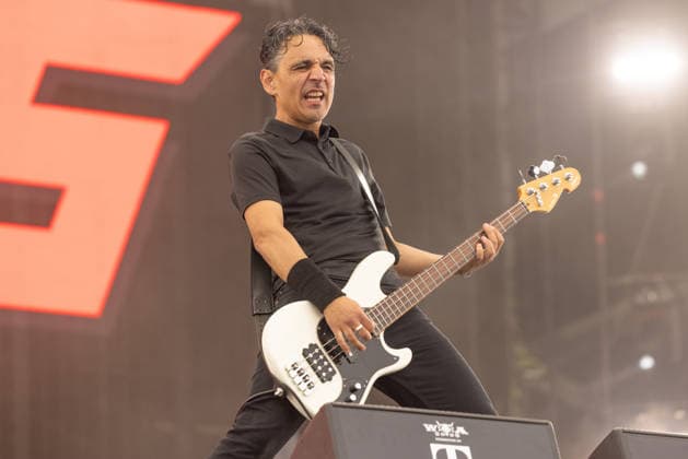 Das 35. Wacken Open Air Freitag, Headliner Tag Danko Jones bringen das Feld zum Kochen Bei fast schon milden Temperaturen brach der Freitag des Wacken Open Air wieder alle Rekorde. Den ganzen Tag warteten die Fans nicht nur auf Judas Priest, sonder Hatbreed und In Flames, Danko Jones uns weitere Bands brachten das Infield und die Bühnen zum Beben. Zahlreiche Besucher nutzen die Gelegenheit zum Crowdsurfing und liessen sich von der Menge tragen Wacken Wacken open Air Schleswig Holstein Deutschland _5DL0912 *** The 35th Wacken Open Air: Friday, Headliner Day—Danko Jones Gets the Crowd Pumped With temperatures that were almost mild, Friday at the Wacken Open Air once again broke all records. All day long, fans waited not only for Judas Prie